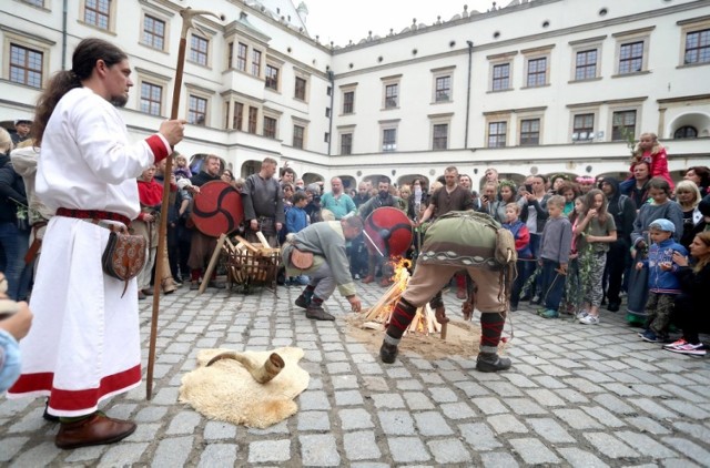 Na dziedzińcu zamkowym mieszkańcy i turyści mogą poznawać obyczaje średniowiecznych Słowian