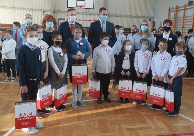 Uczniowie zaśpiewali Mazurka Dąbrowskiego w ramach akcji "Szkoła do hymnu"