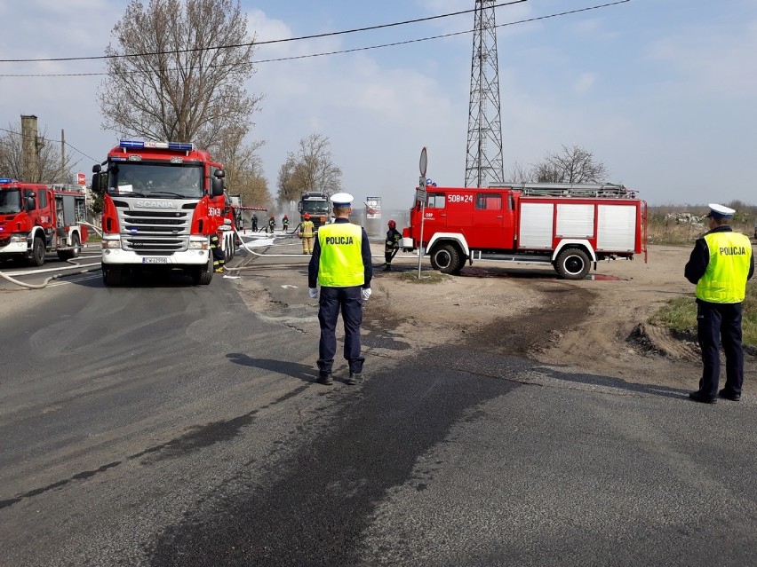 Policjanci z Radziejowa zabezpieczali miejsce rozszczelnienia cysterny z łatwopalną substancją chemiczną [zdjęcia, wideo]