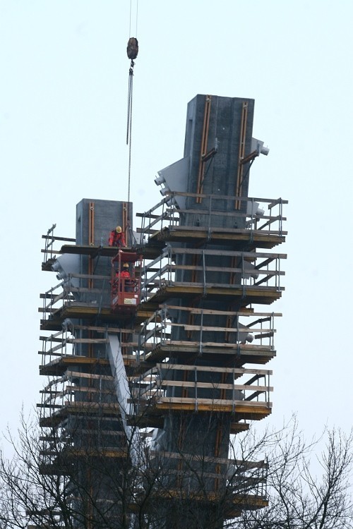 Budowa mostu w Toruniu. Zobacz na jakim etapie są prace na moście [ZDJĘCIA]