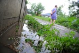 Ulica Parkowa w Lipnie po deszczu to jezioro. Śmierdzące, bo na drodze są fekalia i papier toaletowy. Zobacz zdjęcia