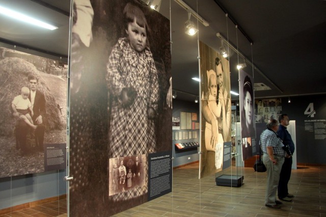 Zobacz wystawę "Wysiedleńcy z Zamojszczyzny"

W poniedziałek w Muzeum na Majdanku zostanie otwarta multimedialna wystawa „Wysiedleńcy z Zamojszczyzny w obozie na Majdanku”. Znajdą się na niej relacje byłych więźniów, pamiątki i fotografie.