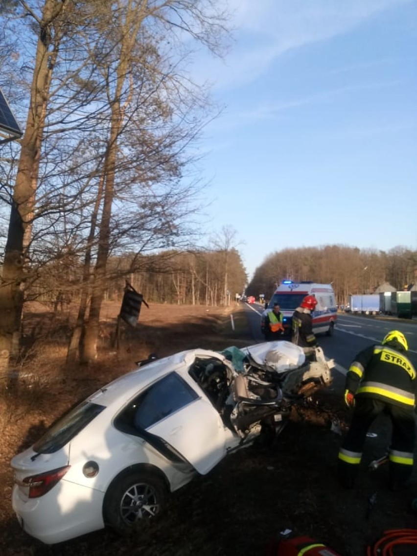 Groźny wypadek w Raduckim Folwarku. 38-letni kierowca opla poważnie ranny [FOTO, AKTUALIZACJA]