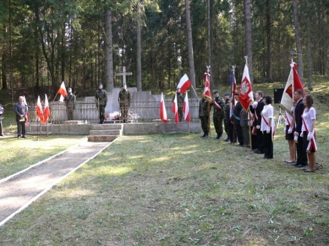 pomnik rozstrzelanych w Szwajcarii pod Suwałkami