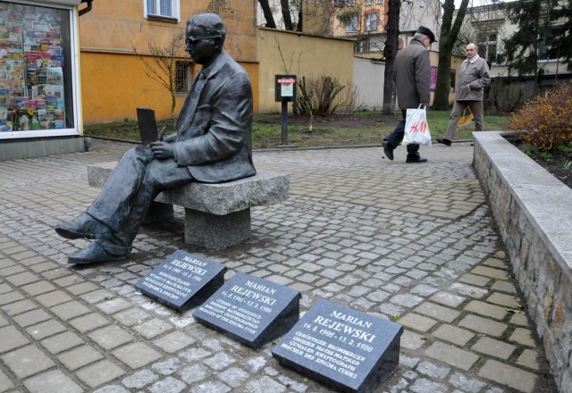 Pomnik Mariana Rejewskiego to ulubione miejsce działań wandali.
