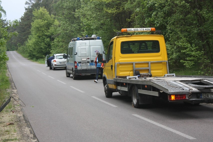 Samochód wjechał w drzewo w Piasecznie