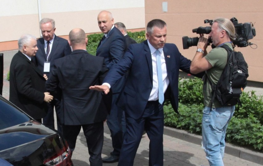 Kulisy kongresu PiS: Ważni politycy, żarty prezesa Kaczyńskiego i serdeczne powitania 