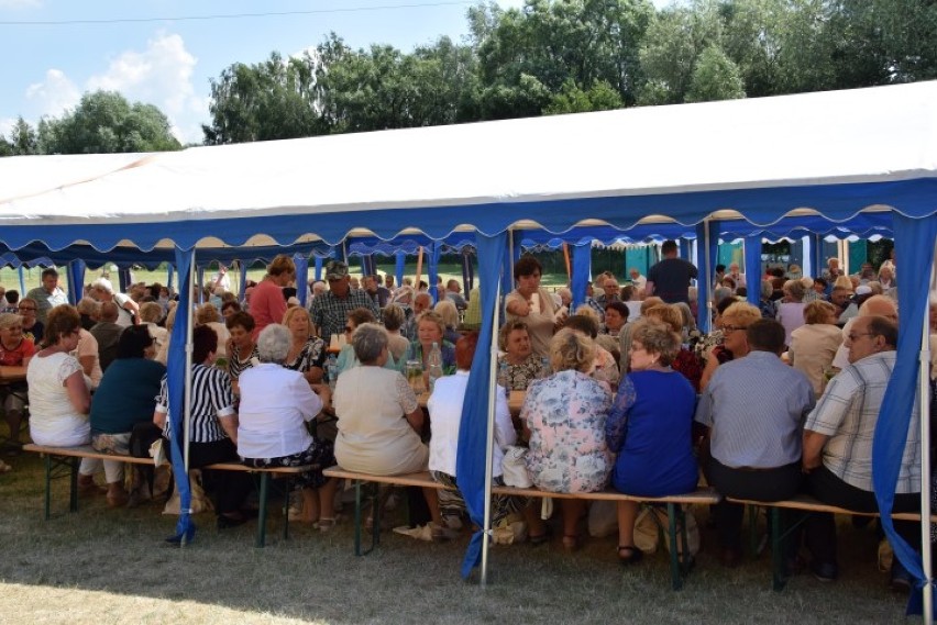 Cieplewo: Kilkuset seniorów z gminy Pruszcz Gdański bawi się na festynie [ZDJĘCIA, WIDEO]