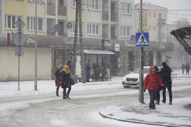 Z Nowym Rokiem zima dotarła również do Skierniewic – śnieg przykrył miasto i ciągle pada. W ruch poszły łopaty, nieużywane chyba od kilku lat. Popatrzmy, bo nie wiadomo kiedy będzie można obejrzeć takie pejzaże miejskie.