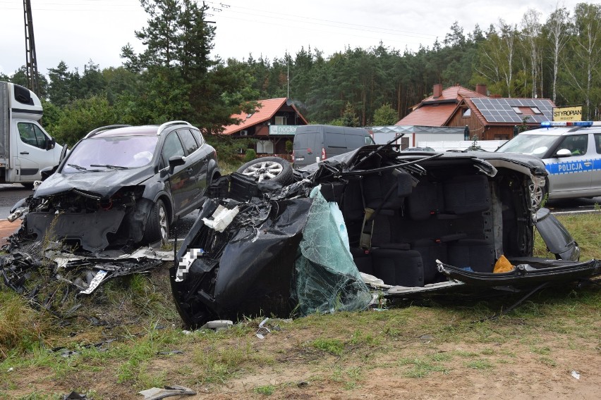 Wypadek w Polskim Konopacie na drodze Świecie - Tuchola. Cztery osoby ranne. Lądował śmigłowiec LPR [zdjęcia]