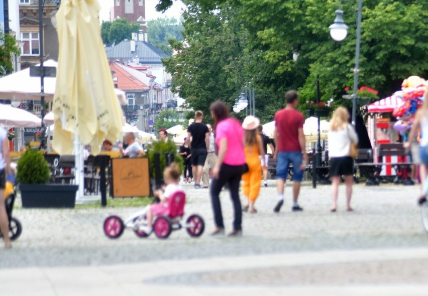 Tłum spacerujących na deptaku na ulicy Żeromskiego w Radomiu. Park Kościuszki i Leśniczówka też popularne. Zobacz zdjęcia