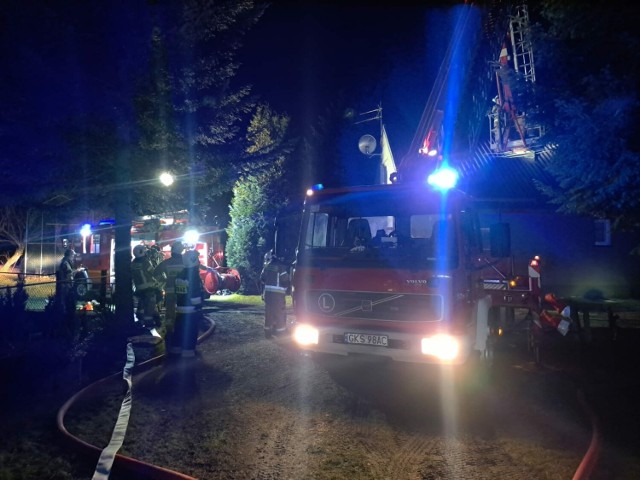 Pożar wybuchł około godz. 17. W akcji brało udział 6 zastępów straży pożarnej.