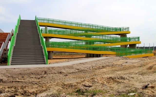 Nowa kładka dla pieszych nad autostradą A1 w Woli Krzysztoporskiej. Architekt miał rozmach. I fantazję...