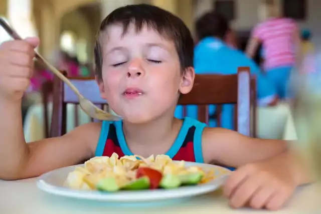 Wizyta z dziećmi w restauracji nie zawsze jest łatwa i przyjemna. Na fanpejdżu nto zapytaliśmy Was jakiś czas temu o to, gdzie w Opolu i regionie chętnie chodzicie na obiady z dziećmi. Gdzie jest dla nich dostosowane menu oraz atrakcje. Przypominamy tę listę, jeśli Wam gdzieś wcześniej umknęła!

Pod każdym ze zdjęć prezentujemy dwie lub trzy wskazane przez Was restauracje!