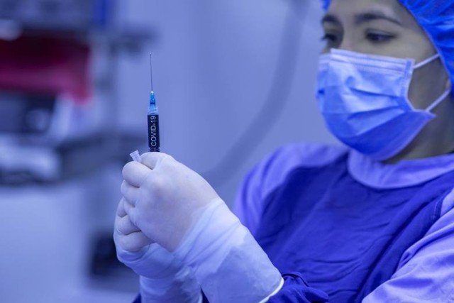 Powszechna rejestracja chętnych do zaszczepienia się przeciwko koronawirusowi rusza 15 stycznia