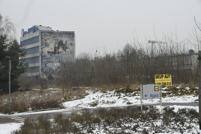 Na działkach położonych między marketem Lidl i  zakładem „Prema” przy ulicy księdza Jerzego Popiełuszki w Kielcach powstaną staja benzynowa z myjnią samochodową oraz bar typu fast food.