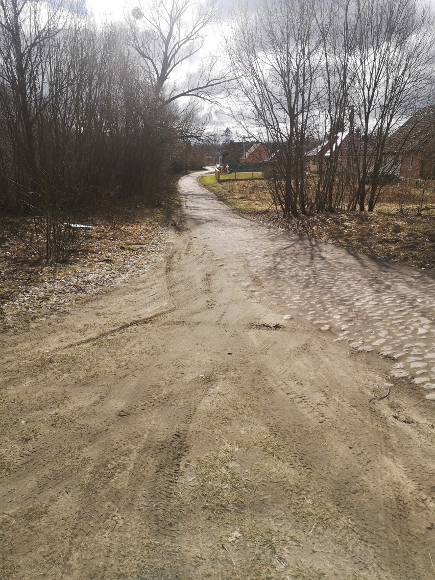Gmina Grzmiąca dołoży do przebudowy drogi w Mieszałkach. Inaczej dotacja przepadnie [zdjęcia]