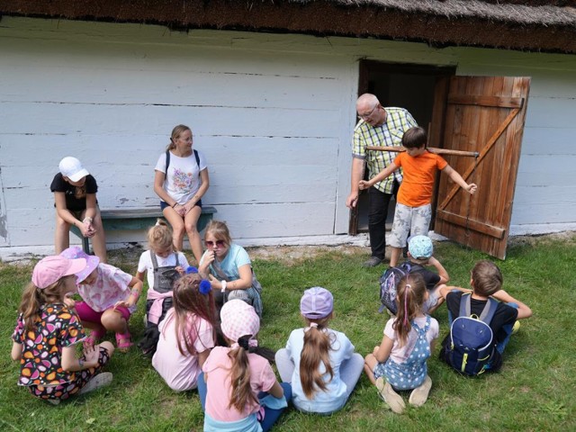 Podczas warsztatów w sieradzkim skansenie zduńskowolskie dzieci mogły się m.in. przekonać, jak wyglądało kiedyś życie na wsi