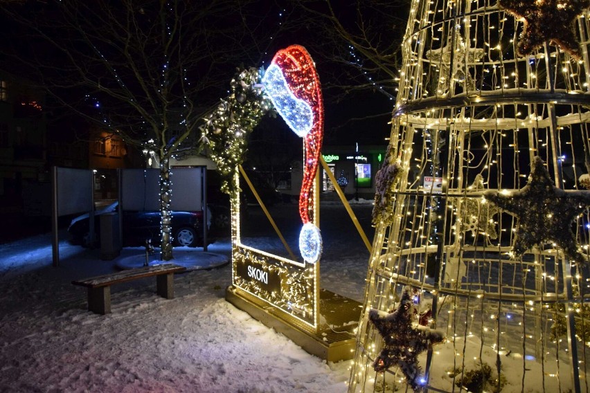 Dekoracje świąteczne w Skokach. Tak wygląda ozdobiony rynek po zmroku