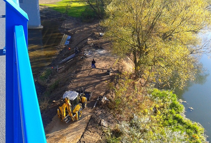 Pod nowym mostem w Toruniu końcowe prace przy odwodnieniu i melioracji.