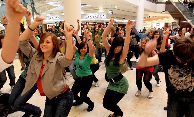 Flash mob to popularna "aktywność" w galeriach handlowych.