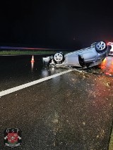 Wypadek na na autostradzie A4. Samochód dachował 