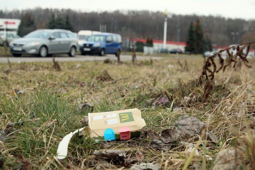 Śmieci zmorą mieszkańców Wieniawy. Wszystko przez klientów pobliskiego McDonald's