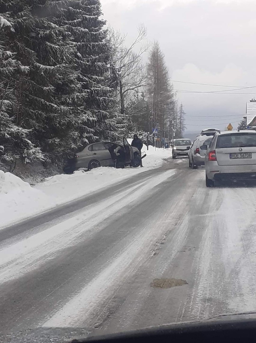 Zakopane. Mercedes zderzył się z seatem. Uwaga na śliskie drogi 