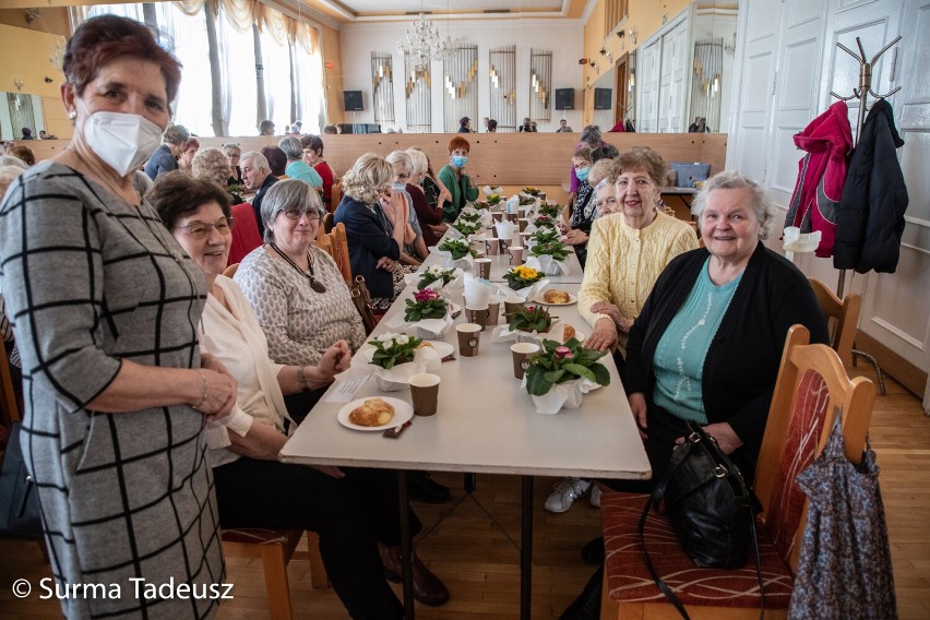 Seniorzy ze Stargardu świętowali Dzień Kobiet. Impreza w Domu Kultury Kolejarza