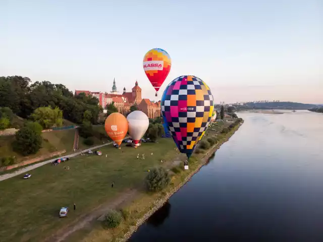 Tak wyglądał wieczorny start balonów i wieczorny pokaz na Błoniach Nadwiślańskich w Grudziądzu