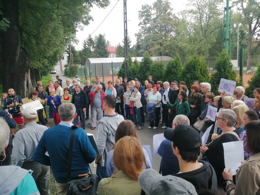 Protest przeciwko budowie masztu telefonicznego w Cieszynie, za płotem trwała już budowa (ZDJĘCIA)