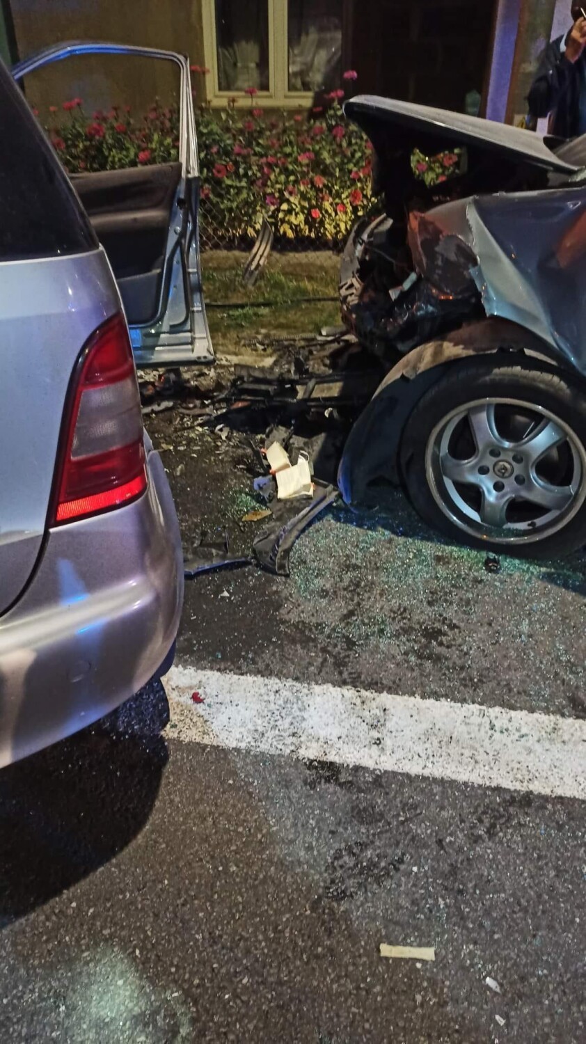 Wypadek trzech aut w Koninie. 5 osób poszkodowanych. Auto stanęło w ogniu