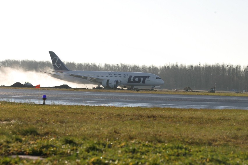 Dreamliner we Wrocławiu. Tłumy przyszły go podziwiać (ZDJĘCIA)