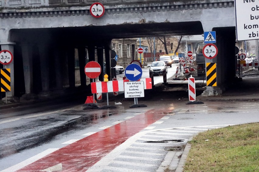 Jadąc ulicą Leszczyńską w stronę centrum Legnicy, przed wiaduktem kolejowym mamy nakaz skrętu w prawo czyli w ulicę Głogowską.