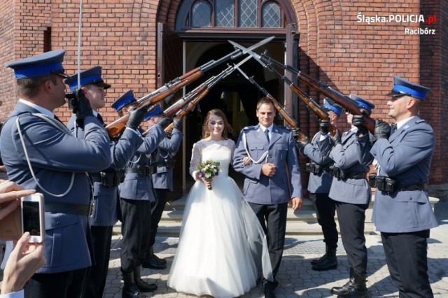 Tak wygląda ślub z policyjnym ceremoniałem