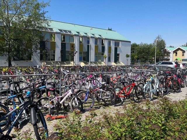 W niedzielę, 16 czerwca, na zakończenie Wielkiego Warszawskiego Weekendu Rowerowego odbędzie się finał czwartej, warszawskiej odsłony akcji Rowerowy Maj. 

Sam piknik poprzedzony zostanie wspólnym przejazdem rowerzystów, rolkarzy i osób poruszających się na hulajnogach, który rozpocznie się przed PGE Narodowym. Start o godz. 10.00 z okolic bramy nr 2, od strony ronda Waszyngtona. Przejazd na plażę Wilanów potrwa około 75 minut, a w tym czasie uczestnicy będą poruszać się mostem Józefa Poniatowskiego i dalej Al. Jerozolimskimi i ulicami: Nowy Świat – pl. Trzech Krzyży – Al. Ujazdowskie – pl. Na Rozdrożu – al. J.Ch. Szucha – pl. Unii Lubelskiej – Puławska – Goworka – Belwederska – Jana III Sobieskiego – al. Wilanowska. Na trasie przejazdu mogą występować chwilowe zatrzymania w ruchu pojazdów.