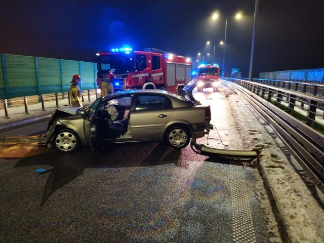 Samochód wjechał w barierki na "średnicówce" w Grudziądzu. Dwie osoby trafiły do szpitala