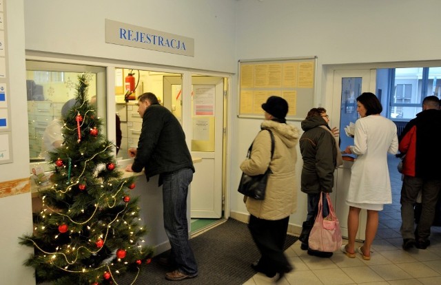 W boju sprawdzany jest w pomorskich przychodniach system eWUŚ, czyli Elektronicznej Weryfikacji Uprawnień Świadczeniobiorców. 

Od dwóch dni  do 98 proc. placówek służby zdrowia w województwie można się dostać po przedstawieniu dokumentu tożsamości. Po wpisaniu numeru PESEL do komputera wyświetla się informacja, czy mamy prawo do bezpłatnego leczenia. 

Problem w tym, że przychodnie są szturmowane przez tłumy chorych. 

Czytaj więcej: Jak nowy system rejestracji sprawdza się w praktyce?