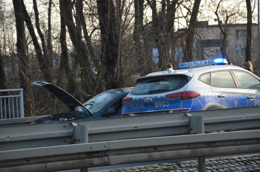Policyjny pościg ulicami Głogowa! Daewoo uderzyło w radiowóz. Zdjęcia