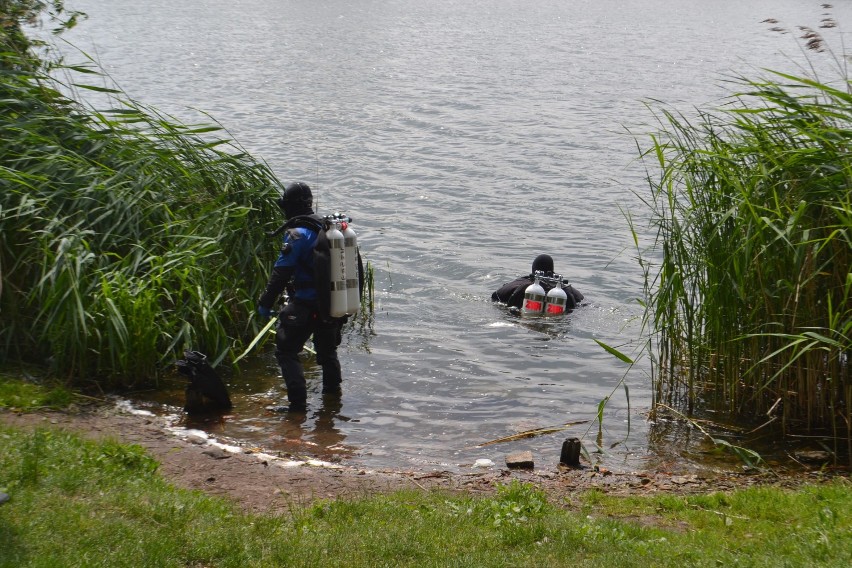 Nurkowie sprzątają dno jeziora