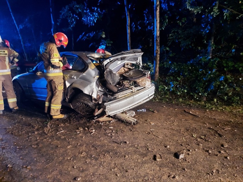 Wypadek w Pewli Ślemieńskiej. Na drodze powiatowej w kierunku Pewli Małej samochód uderzył w drzewo