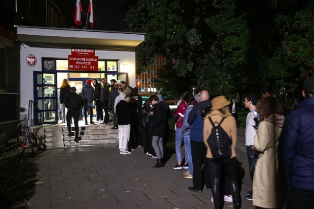 Kolejka osób oczekujących na oddanie głosu przed siedzibą Obwodowej Komisji Wyborczej nr 124 w Krakowie