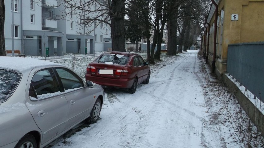 Koszary: Parkują jak chcą. Zdjęcia zamojskich  strażników...