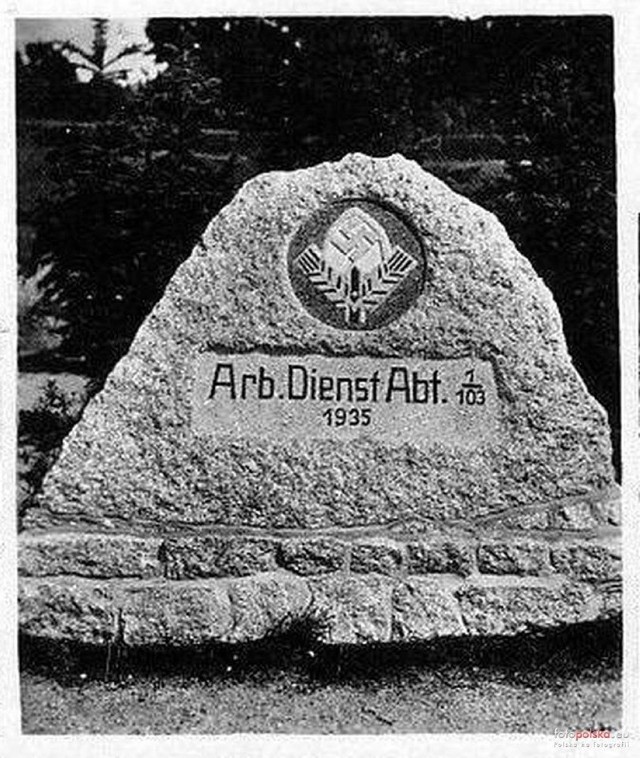 Obelisk miał upamiętniać niemiecką organizację Reichsarbeitsdienst (Służba Pracy Rzeszy), której członkowie pracowali przy budowie basenu.