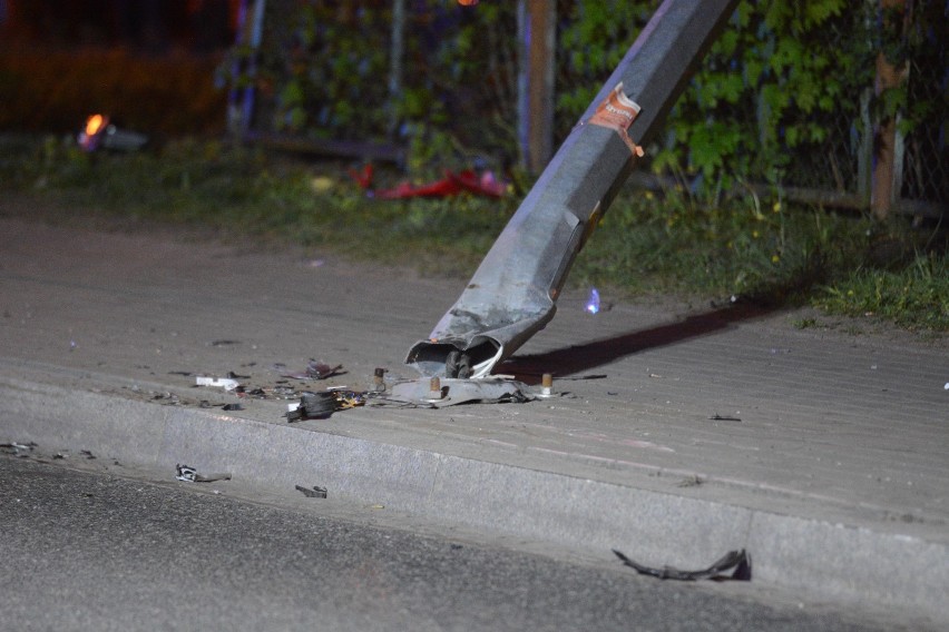 W Grudziądzu motocyklista uderzył w latarnię, która przewróciła się na pieszego [wideo, zdjęcia]