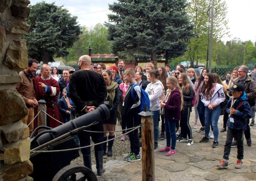 Obcokrajowcy odwiedzili Gród Warowny Stara Baśń w Grybowie