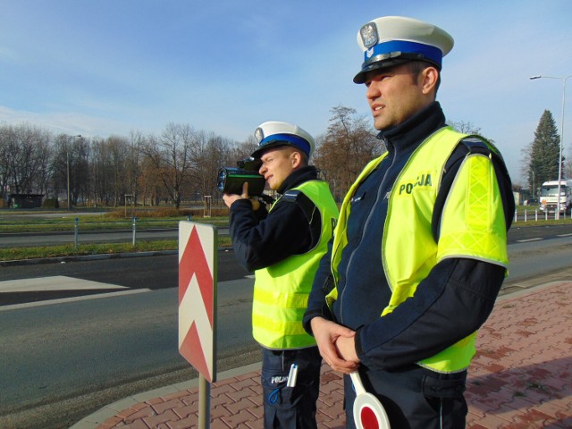 Policjanci z oświęcimskiej komendy nałożyli podczas minionego weekendu 180 mandatów na kierowców za popełnione wykroczenia