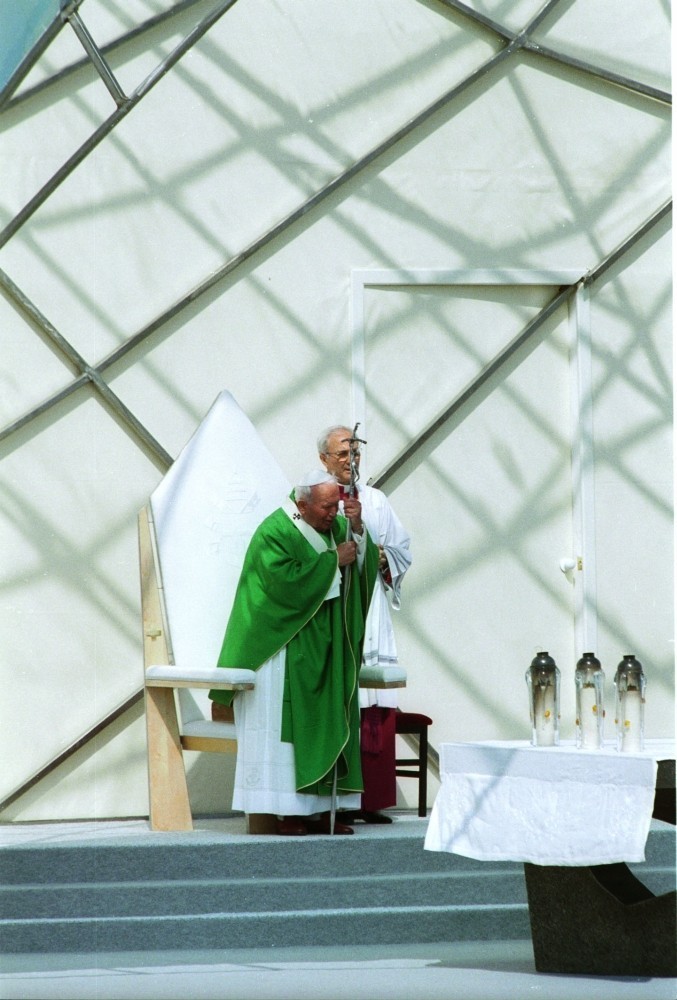 Wspominamy biskupa Jana Bernarda Szlagę. Zdjęcia z pielgrzymki Jana Pawła II. Msza w Pelplinie