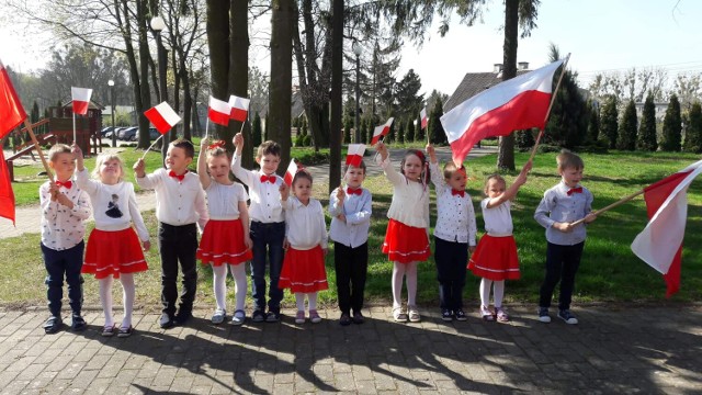 Dzień Flagi Rzeczypospolitej Polskiej i Święto Konstytucji 3 Maja w przedszkolu w Karnkowie