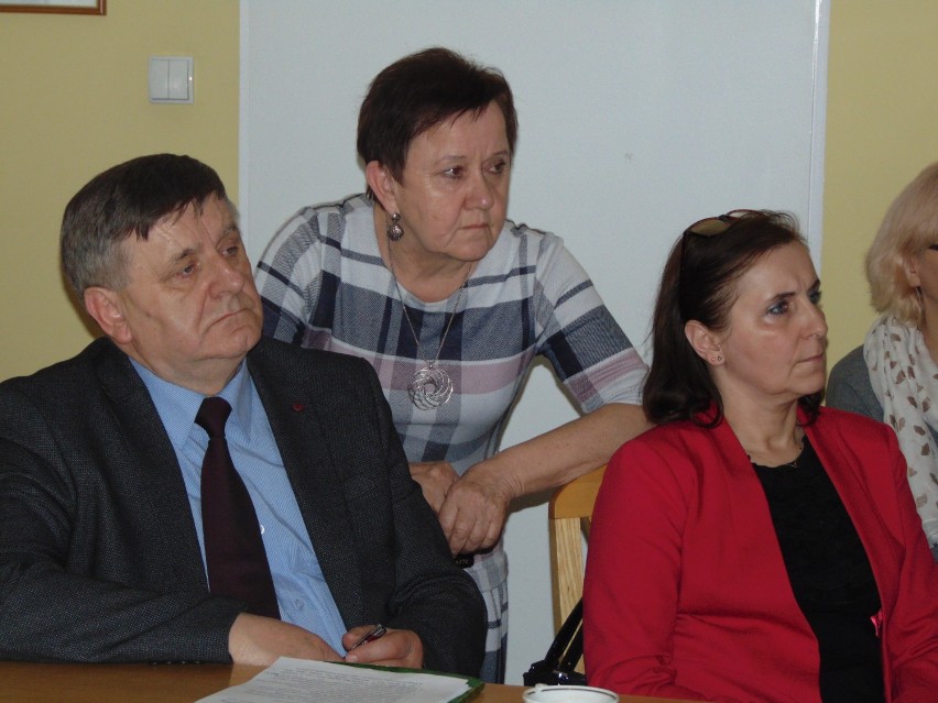 Radna Małgorzata Wróblewska (w środku) zwraca uwagę na problem wałęsających się psów